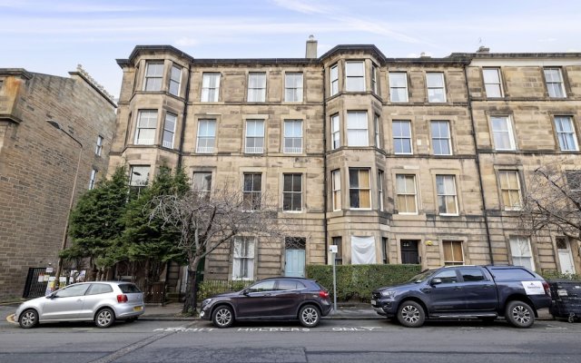 5 Bedroom Apt Near Meadows & George Square