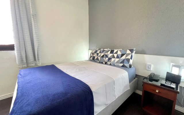 Estúdio QI Ibirapuera cozinha compacta e limpeza diária UH2011