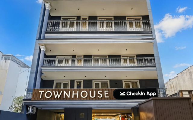 Super Townhouse Oak Udyog Vihar