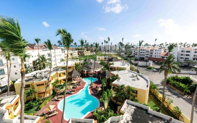 Ducassi Suites Rooftop Pool Beach Club & Spa