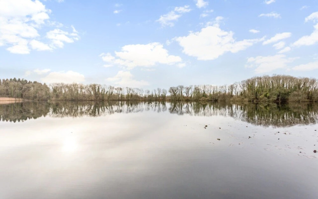 Stunning Lakeside Country Retreat near Cirencester