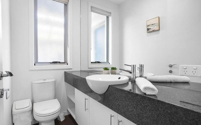 Mornington Esplanade Beachfront & SPA by Rss