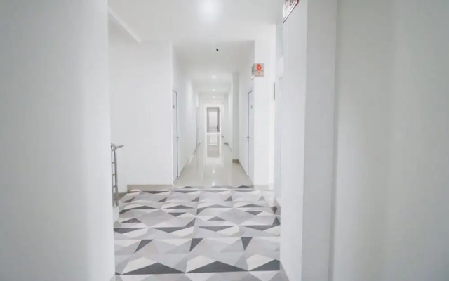 RedDoorz Plus near Living Plaza Jababeka