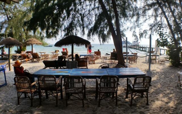 Footprints Beach Hostel  Bungalows