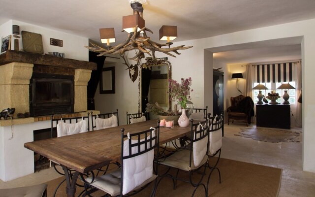 Plush Villa in Villecroze with Private Swimming Pool