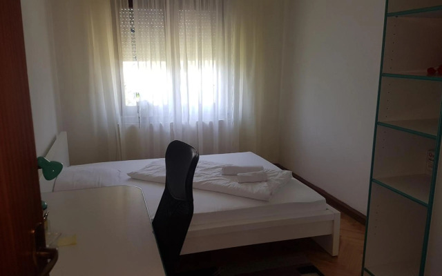 Slatka sobica za dvoje sa upotrebom zajednicke kuhinje i kupaonice