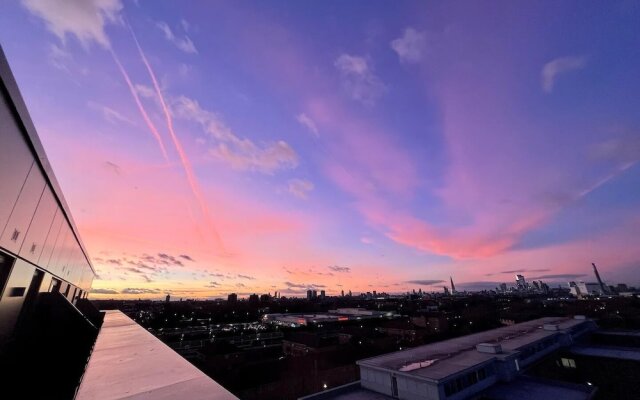 Elegant Chic Living Vibrant London Area