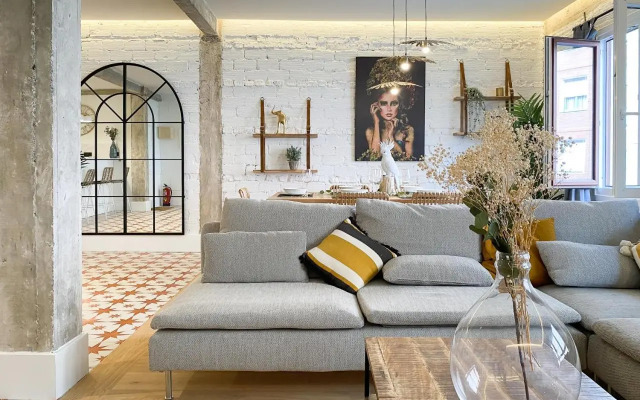 Amplio y moderno apartamento con tarima refrescante by Staynnapartments