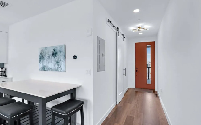 Chic Condo Minutes to Downtown, Gruene, & More