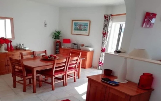 3 Bed Villa, Sleeps 6, Free WiFi, Quiet Location