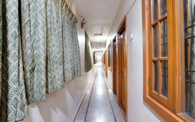 Capital O 46832 Gaayatri Residency