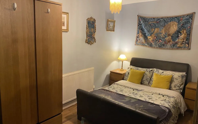 Quirky Town Centre Apartment With River Terrace
