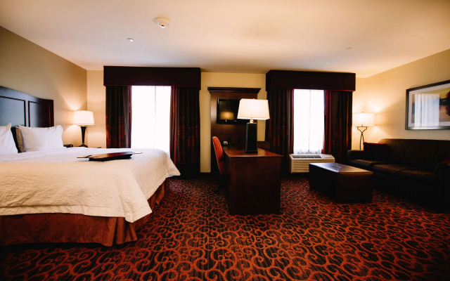 Hampton Inn & Suites Minot Airport