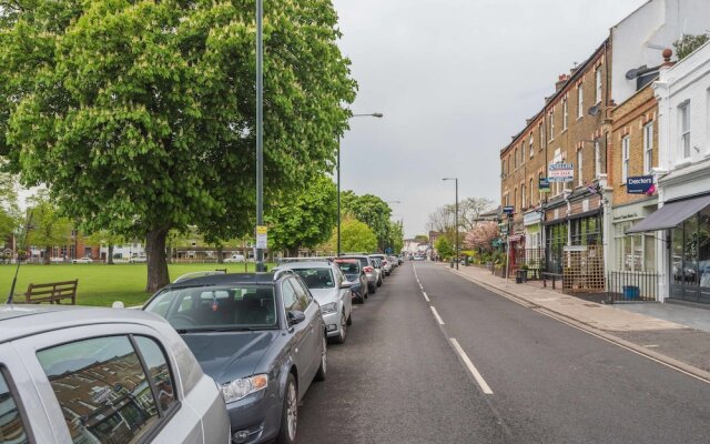 Stylish Family Home by Twickenham Stadium