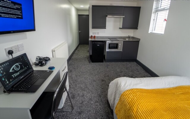 Spacious Studio Near City Centre!