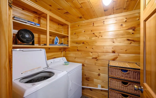 Okehi Pine Cabin With Wood Burning Fireplace and Outdoor Hot Tub by Redawning