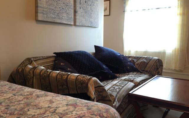 Admiral's Quay Motel & Suites