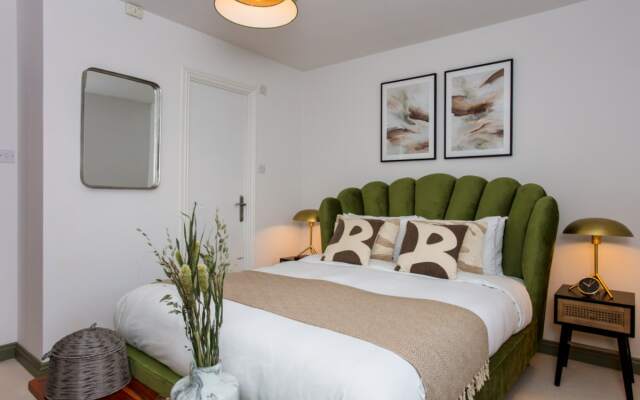 The Sparkford Gardens - Lovely 2bdr With Balcony