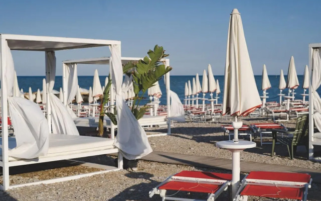 Welcoming Mobile Home in Marina di Altidona With Shared Pool