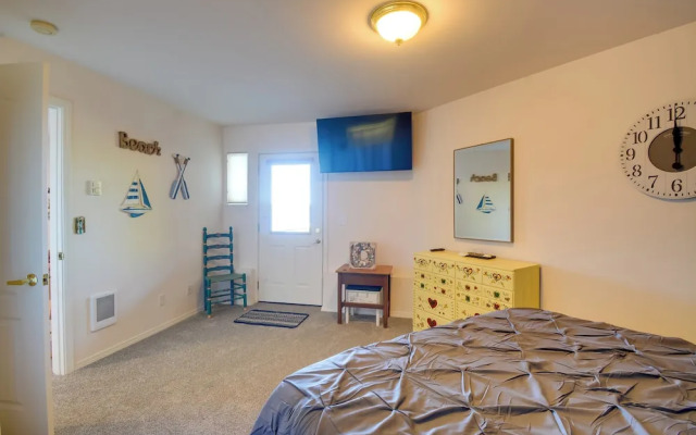 Waterfront PNW Escape w/ Deck & Beach Access!