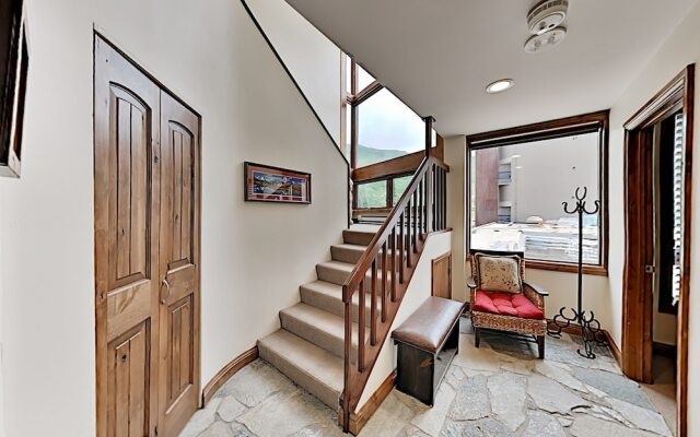 710wliop 3 Bedroom Condo