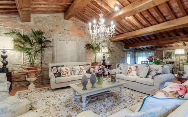 Villa Hugo in Lucca With 5 Bedrooms and 6 Bathrooms