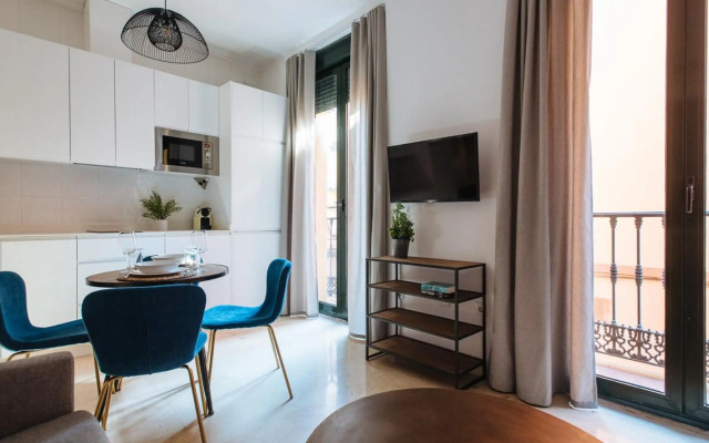 Chiqui and Vicente Bright Apartment