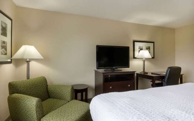 Clarion Hotel Beachwood - Cleveland