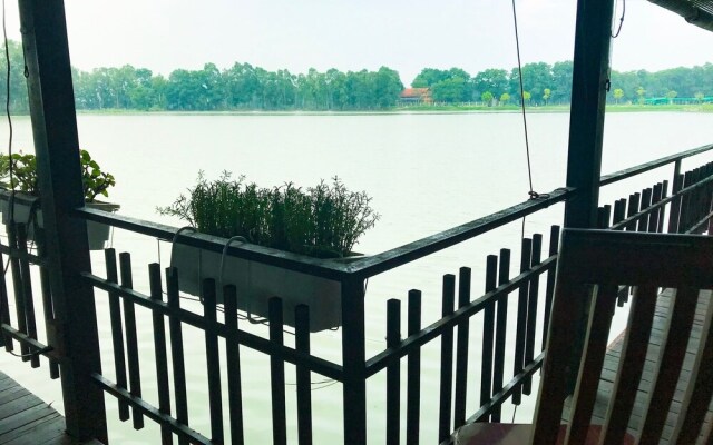 Vinh Gia Airport Lake View Hostel