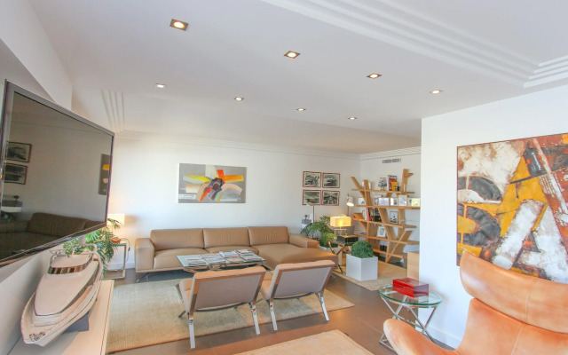 Spacious Holiday Home With hot tub