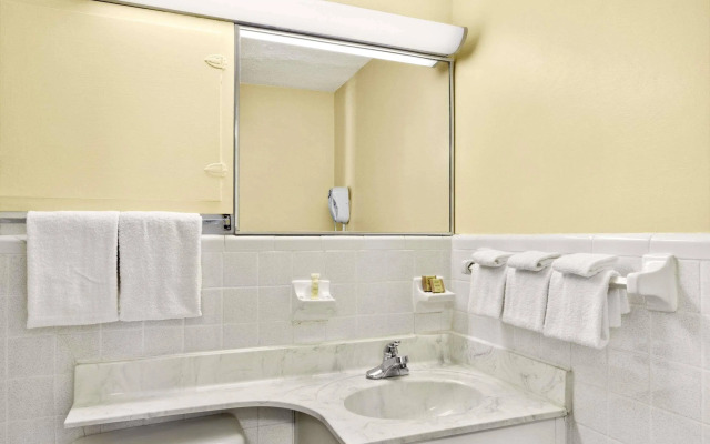 Royal Palace Inn & Suites