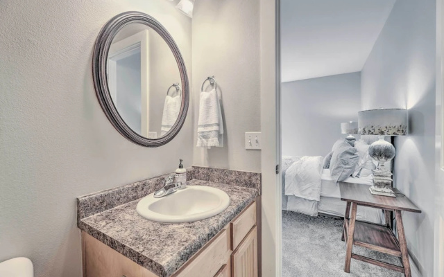 Charming Springdale Townhome ~ 5 Mi to Dtwn!