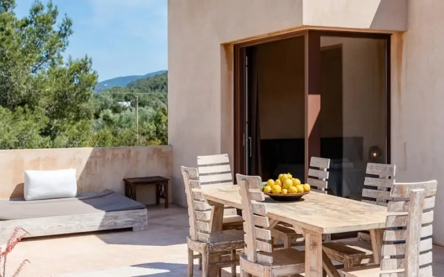 Stunning Villa With Gardens