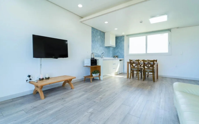 Jeju Byeoleuldameunbaramarae Pension