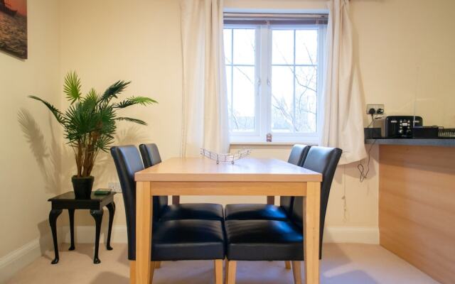 Bright 2 Bedroom Flat With Parking in Oxford