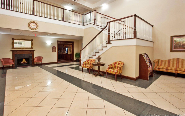 Holiday Inn Express Hotel & Suites Commerce-Tanger Outlets