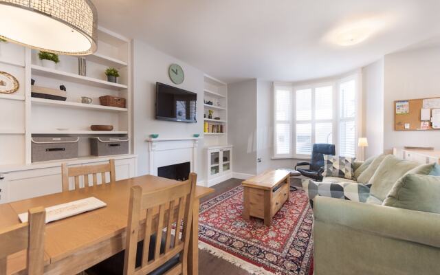 Attractive Apartment With Private Patio in Fashionable Fulham by Underthedoormat