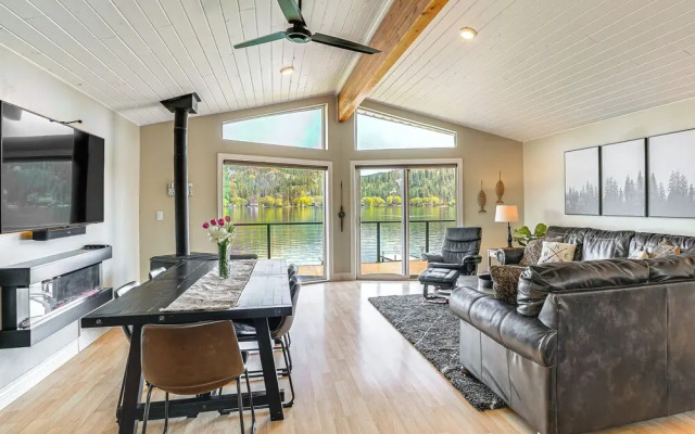 Lakefront Retreat w/ Kayaks, Paddle Boards & Deck!