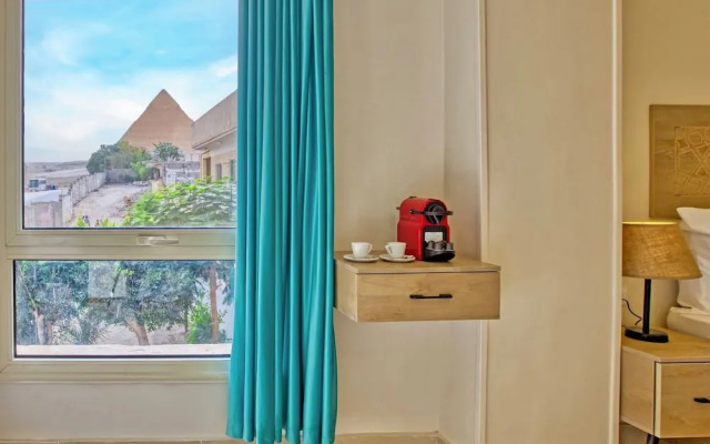 The Gate Hotel Front Pyramids & Sphinx View