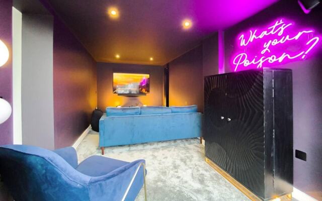 Stunning 4 Bed House With Cinema Room & Parking