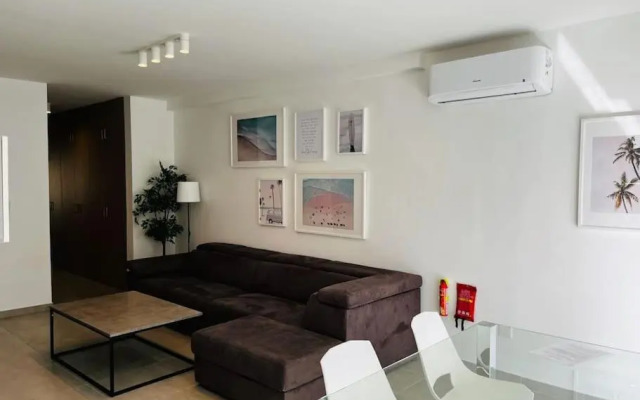 Sliema, Stylish 2 Bedroom Apartment with Parking