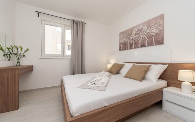 Apartments & Rooms Pool Villas Maris