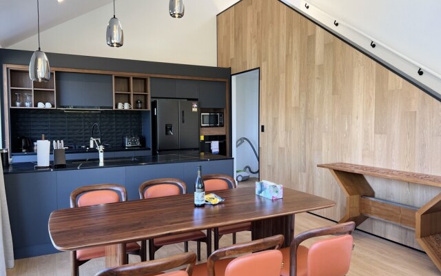 Stunning Lakeview QT Holiday House