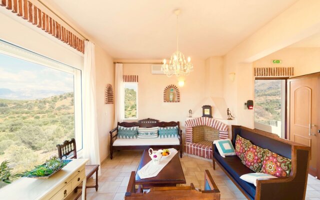 Peaceful Villa on Kamilari with Pool And Sun Lounger