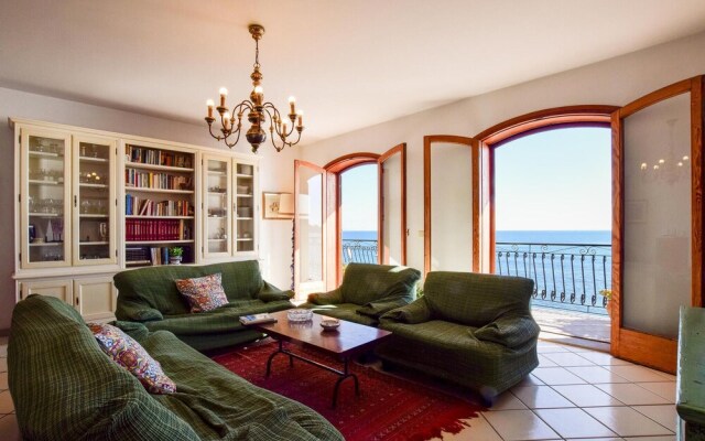 Stunning Apartment in Giardini Naxos With Wifi and 2 Bedrooms