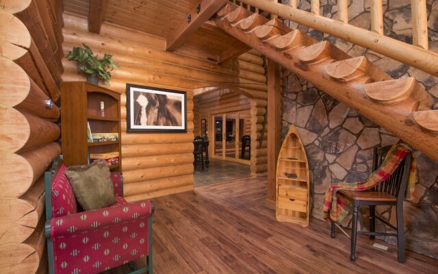 FlagRanch - 4 Br cabin by RedAwning