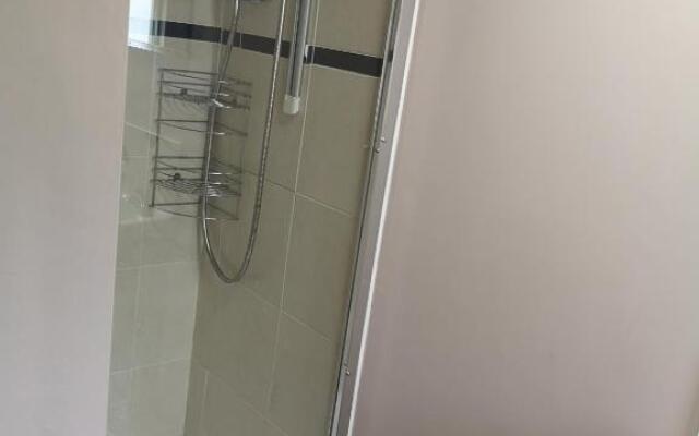 En-suite Bedroom in a quiet bungalow
