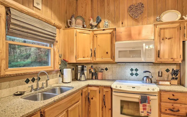 Fletcher Cabin: Wraparound Deck & Pond Access