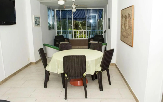 Apartamento con playa privada y piscina
