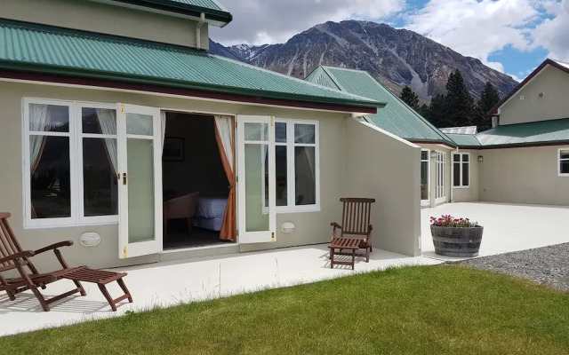 Grasmere High Country Bed & Breakfast Lodge
